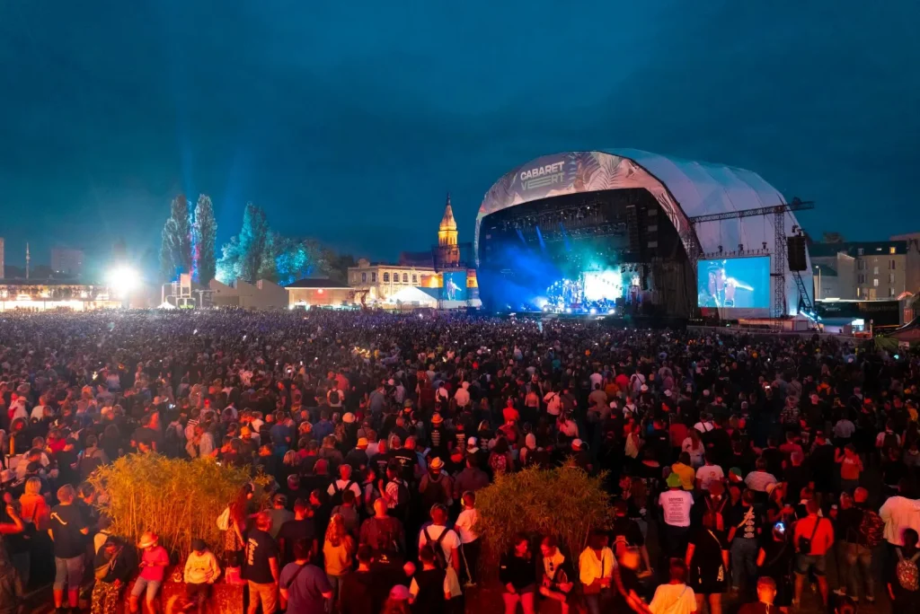 Cabaret Vert concert le soir foule devant une scène