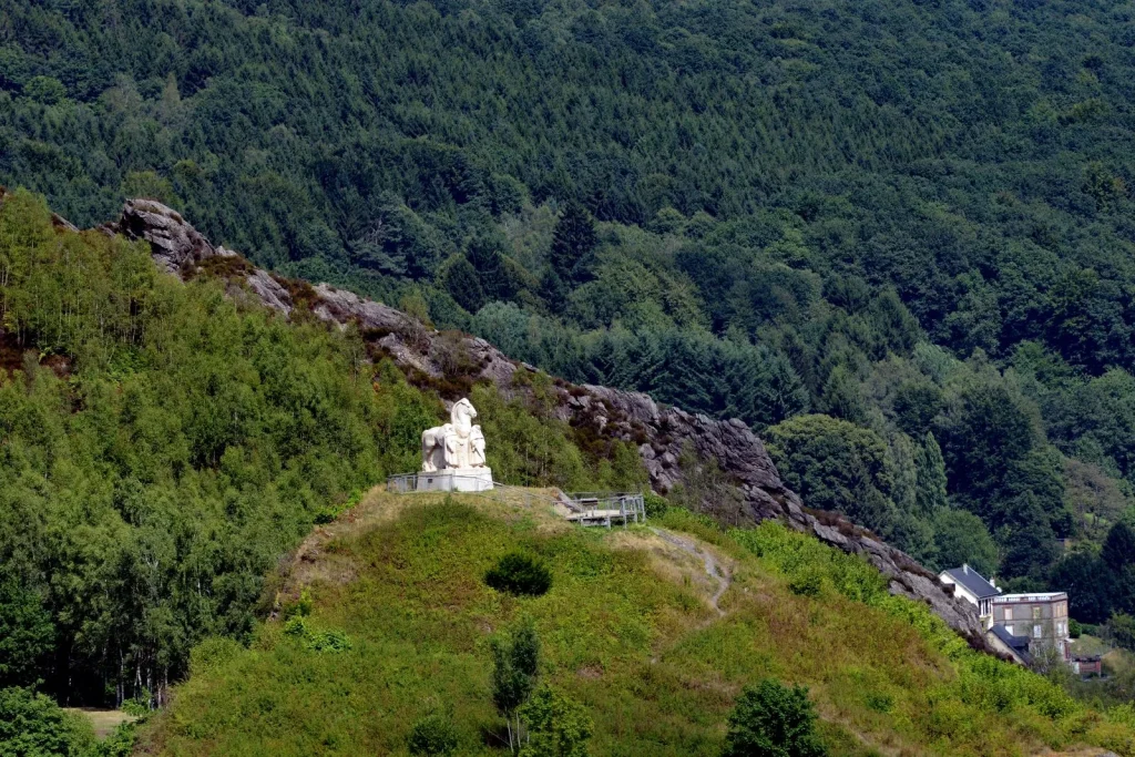 Site des 4 Fils Aymon avec leur statue sur les hauteurs de Bogny-sur-Meuse dans les Ardennes où se déroule l'Aymon Trail 2025 les 22 et 23 février 2025