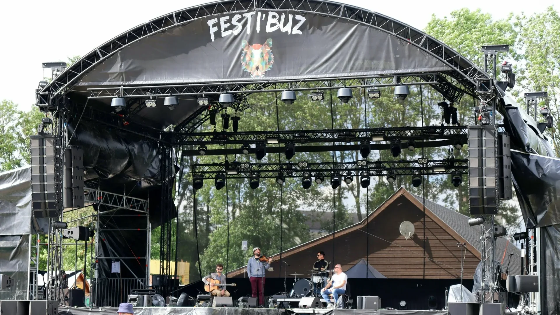 Scène du festival pop-rock Festi'Buz à Buzancy dans les Ardennes