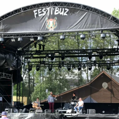 Scène du festival pop-rock Festi'Buz à Buzancy dans les Ardennes