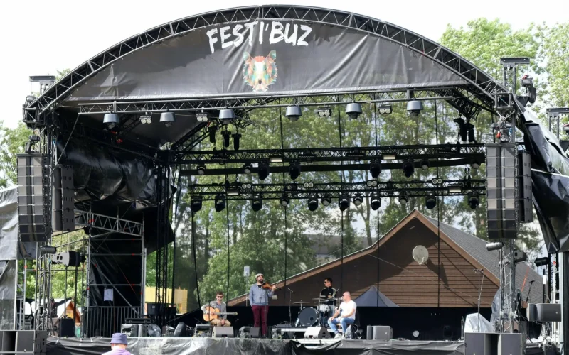 Scène du festival pop-rock Festi'Buz à Buzancy dans les Ardennes